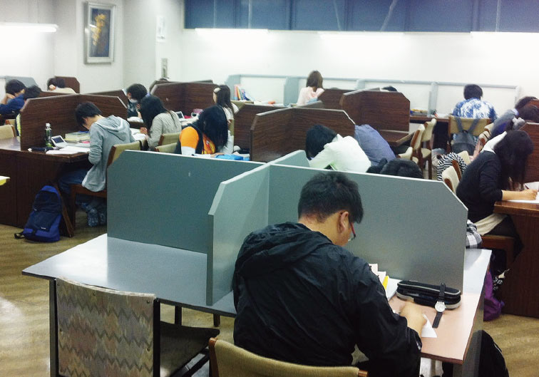 自習室で勉強する学生たち